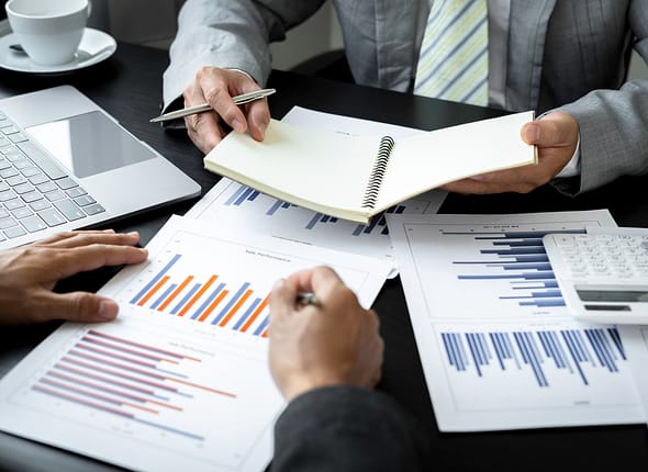 Asian,Male,Finance,Staff,And,Partners,Are,Discussing,The,Company's